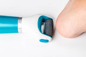Elektrisches Fußpflege-Werkzeug für die Entfernung von grober Haut vom Fuß und Bein einer Frau