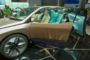 Elektroauto BMW Vision iNext in Liquid Greyrose Copper mit offenem Innenraum