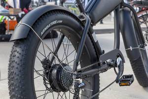 Elektrofahrrad mit fetten Reifen von Kendatire auf der E-Cologne Messe für Elektromobilität