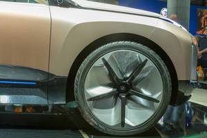 Elektromobilität: E-Auto Vision iNext von BMW mit 24-Zoll-Räder in der Nahaufnahme