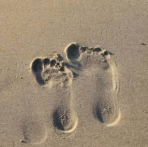 Eltern-Kind / Mann und Frau Fußspuren im Sand