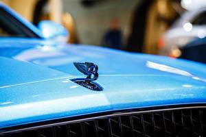 Emblem auf der Motorhaube von dem Bentley - Model Flying Spur