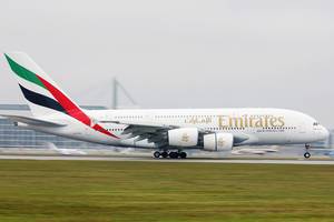 Emirates Airbus A380 Flugzeug beim Aufsetzen am Flughafen München
