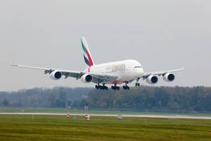 Emirates Airlines A380 Flugzeug landet am Flughafen München