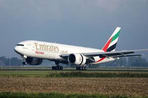 Emirates Flugzeug startet vom Flughafen in Amsterdam-Schiphol