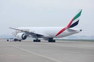 Emirates SkyCargo Flugzeug wird positioniert auf der Rollbahn