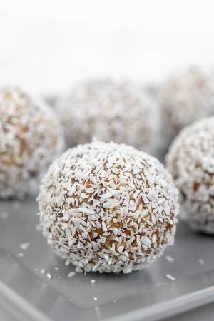 Energy Balls with Date Palm fruits and Coconut