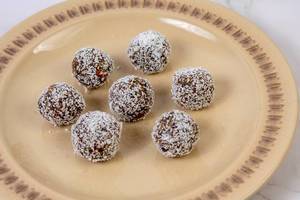 Energy Balls with Dates and Peanut Butter in the Coconut (Flip 2019)