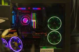 Enermax Gaming PC mit vielen RGB LEDs auf der Gamescom 2018
