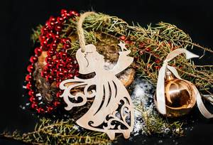 Engel aus Holz und weiterer Weihnachtsbaumschmuck