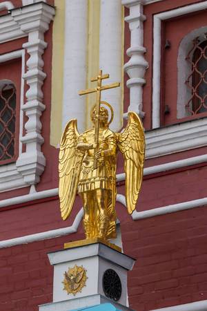 Engelsstatue aus Gold beim "Kilometer null" in Moskau