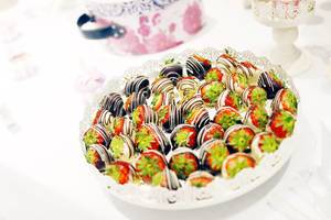 Erdbeeren in dekorativer weißer und dunkler Schokoladenhülle