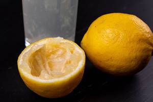 Erfrischende Limonade mit Zitronen auf dem Tisch