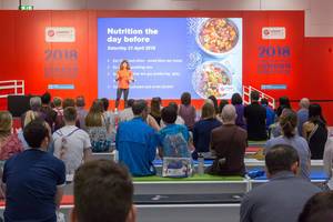 Ernährungsberater Anita Bean hält einen Vortrag über gesunde Ernährung