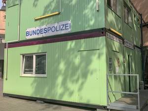 Ersatzwache und Container-Dorf der Bundespolizei am Kölner Hauptbahnhof mit einem zweigeschossigen Wohncontainer