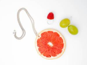Essbare Modeaccessoires - Halskette aus Orangenscheibe, Ohrringe aus Trauben und Fingerring mit Himbeere