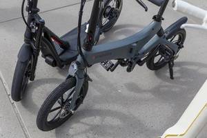 etropolis e-bike and BMW e-roller auf der E-Cologne Outdoor Messe für moderne Energieversorgung