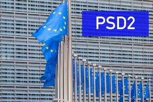 EU-Flaggen und PSD 2 Text zum Thema Onlinekäufe und Geldtransfers im europäischen Binnenmarkt