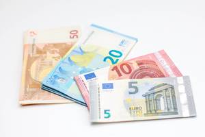 Euro-Geldscheine vor weißem Hintergrund