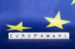 Europawahl text with European Union flag