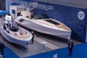 Exklusive Motorboote / Elektroboote von Frauscher in Messehalle mit interessierten Besuchern