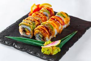 Exklusives Sushi Menu mit Wasabi und eingelegten Ingwerstreifen auf Schieferplatte