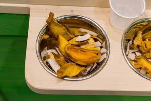 Exotik-Mischung mit getrocknetem Mango, Kokos und Ananas in einem Schüssel