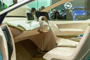 Fahrersitz und schlichter Innenraum des Elektrowagens BMW Vision iNext, mit Displays als Bedienelemente
