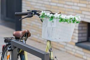 Fahrrad mit Blumenkette dekoriert