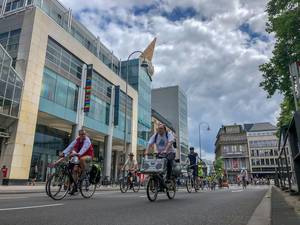 Fahrraddemonstration Critical Mass setzt auf Umwelt und Mobilität und fährt mit Musikanlage als Radverkehr durch die Großstadt