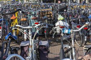Fahrräder bei einer Fahrradstation in Venlo