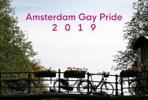 Fahrräder und Blumenkästen am Brückengelände unter dem Bildtext Amsterdam Gay Pride 2019