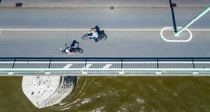 Fahrradfahrer auf der Deutzer Brücke in Köln