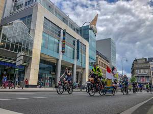 Fahrradfahrer nehmen an der weltweiten umweltfreundlichen Bewegung Critical Mass  in Köln teil