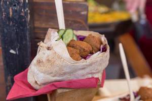 Falafel with red cabbage and cucumber