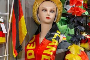 Fan-Artikel: Flagge Deutschlands und Schals in schwarz-rot-gold - IAW Köln 2018