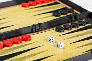 Farben von Backgammon Spielsteinen im Detail mit zwei Würfeln auf dem Spielbrett