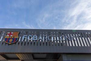 FC Barcelona Schriftzug am Eingang von Europas größtem Fußballstadion "Camp Nou" in Spaniens Hauptstadt