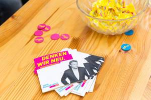 FDP-Stand am Kölner Neumarkt. Wahlprogramm mit Portrait von Christian Lindner