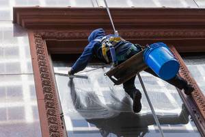 Fensterreinigung mit Seil: Gebäudereiniger putzt Fenster in Downtown Chicago