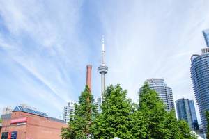 Fernsehturm "CN Tower", mitten in Toronto
