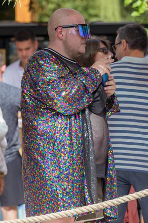 Festivalbesucher am Tomorrowland 2019 mit ausgefallenem Glitzer-Kostüm im Konfetti-Look