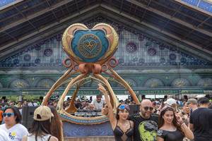 Festivalbesucher machen ein Selfie mit dem DJ am Eingang des Tomorrowland Festivals