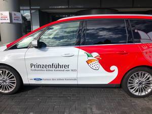 Festkomitee Kölner Karneval: das Auto vom Prinzenführer des Kölner Dreigestirns Marcus Heller im Rot-Weiß mit dem Kölner Wappen