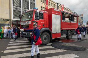 Feuerwehrfahrzeug beim Rosenmontagszug - Kölner Karneval 2018