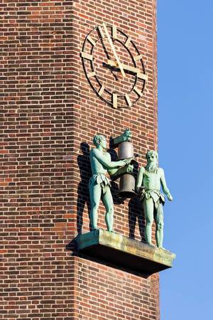Figuren und Uhr am Turm des Haus Neuerburg Gebäudes