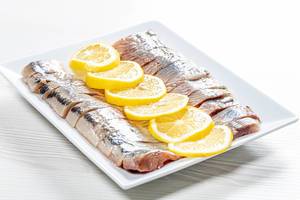 Fillet pieces salted herring with lemon (Flip 2019)