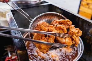 Filtering cooking oil from fried chicken