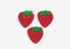 Filz Erdbeeren auf weißem Hintergrund