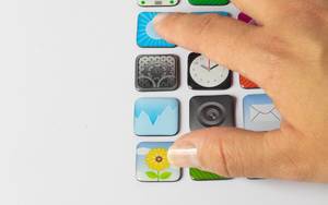 Finger drücken App-Symbole  auf weißem Hintergrund
